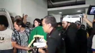 Jenazah Istri Indro Warkop Diberangkatkan ke Rumah Duka