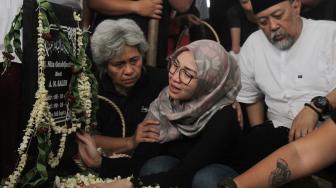 Putri kedua Indro Warkop Satya Paramitha Hada saat pemakaman Almarhumah Nita Octobijanthy di TPU Tanah Kusir, Jakarta Selatan, Rabu (10/10). (Suara.com/Fakhri Hermansyah)
