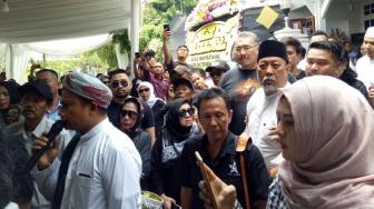 Jenazah Istri Indro Warkop Jalani Tradisi Brobosan