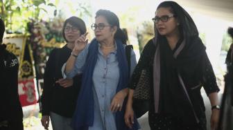 Sejumlah kerabat mendatangi kediaman rumah duka istri Indro Warkop di Jalan Kayu Putih, Jakarta Timur, Rabu (10/10). (Suara.com/Fakhri Hermansyah)