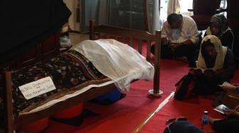 Suasana Rumah Duka Komedian Indro Warkop