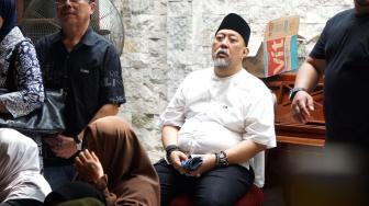 Pelawak Indro Warkop saat berada di rumah duka  di Jalan Kayu Putih, Jakarta Timur, Rabu (10/10). (Suara.com/Fakhri Hermansyah)