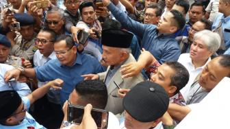 Tunjukkan Berita di Koran, Amien Rais Minta Jokowi Copot Kapolri