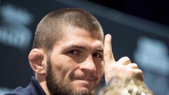 Khabib Sarankan Daniel Cormier Segera Pensiun dari UFC