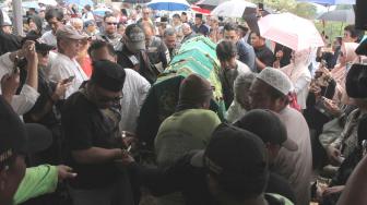 Suasana pemakaman Almarhumah Nita Octobijanthy di TPU Tanah Kusir, Jakarta Selatan, Rabu (10/10). (Suara.com/Fakhri Hermansyah)