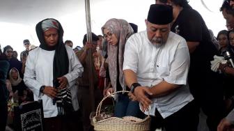 Indro Warkop Menangis di Pemakaman Sang Istri