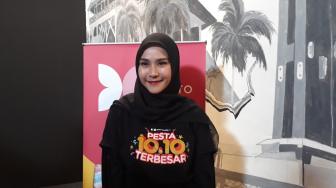 Zaskia Mecca Lebih Rela Ketinggalan Lipstik daripada Kamera