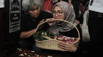 Pemakaman Istri Indro Warkop