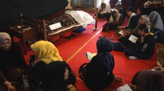 Suasana rumah duka mendiang istri pelawak Indro Warkop, Nita Octobijanthy di Jalan Kayu Putih, Jakarta Timur, Rabu (10/10). (Suara.com/Fakhri Hermansyah)