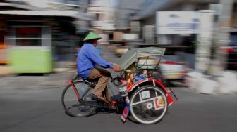 Diduga Ditolak Layanan Kesehatan, Seorang Nenek Meninggal di Becak