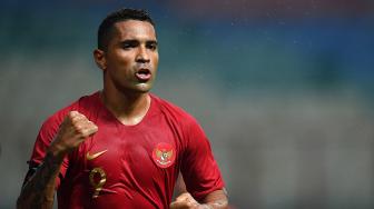 Pesepak bola Timnas Indonesia Alberto Goncalves melakukan selebrasi usai mencetak gol ke gawang Timnas Myanmar dalam pertandingan persahabatan di Stadion Wibawa Mukti, Cikarang Timur, Kabupaten Bekasi, Jawa Barat, Rabu (10/10). [ANTARA FOTO/Sigid Kurniawan]