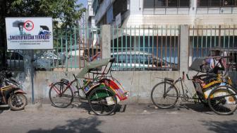 Penarik becak mangkal di sekitar Shelter Becak terpadu di kawasan Teluk Gong, Pejagalan, Jakarta, Kamis (11/10). (Suara.com/Fakhri Hermansyah)