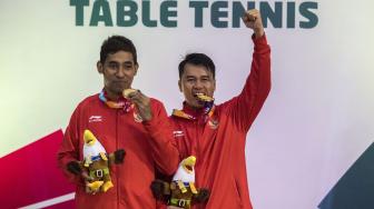 Petenis meja Indonesia David Jacobs (kiri) dan Komet Akbar (kanan) menunjukkan medali emas saat upacara penyerahan medali para tenis meja TT 10 ganda putra Asian Para Games 2018 di Jakarta, Rabu (10/10). [ANTARA FOTO/Galih Pradipta]