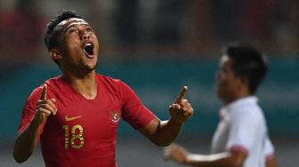 Pesepak bola Timnas Indonesia Irfan Jaya melakukan selebrasi usai mencetak gol ke gawang Timnas Myanmar dalam pertandingan persahabatan di Stadion Wibawa Mukti, Cikarang Timur, Kabupaten Bekasi, Jawa Barat, Rabu (10/10). [ANTARA FOTO/Sigid Kurniawan]