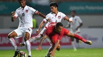 Pesepak bola Timnas Indonesia Alberto Goncalves (kanan) terjatuh saat berebut bola dengan pesepak bola Myanmar Hlaing Bo Bo (tengah) dan Soe Moe Kyaw (kiri) dalam Pertandingan persahabatan Timnas Indonesia melawan Myamar di Stadion Wibawa Mukti, Cikarang Timur, Kabupaten Bekasi, Jawa Barat, Rabu (10/10). [ANTARA FOTO/Sigid Kurniawan]