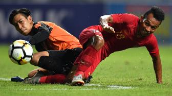 Pesepak bola Timnas Indonesia Irfan Jaya (kanan) berhadapan dengan penjaga gawang Myanmar Sann Sat Naing dalam pertandingan persahabatan di Stadion Wibawa Mukti, Cikarang Timur, Kabupaten Bekasi, Jawa Barat, Rabu (10/10). [ANTARA FOTO/Sigid Kurniawan]