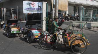 Penarik becak mangkal di sekitar Shelter Becak terpadu di kawasan Teluk Gong, Pejagalan, Jakarta, Kamis (11/10). (Suara.com/Fakhri Hermansyah)