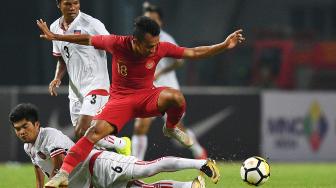 Pesepak bola Timnas Indonesia Irfan Jaya (kanan) mempertahankan bola yang coba direbut pesepak bola Myanmar Hlaing Bo Bo (bawah) dalam pertandingan persahabatan di Stadion Wibawa Mukti, Cikarang Timur, Kabupaten Bekasi, Jawa Barat, Rabu (10/10). [ANTARA FOTO/Sigid Kurniawan]