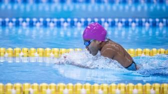 Atlet Indonesia Suci Indriani memacu kecepatannya dalam babak final nomor 100 meter renang gaya dada putri klasifikasi SB14 Asian Para Games 2018 di Stadion Akuatik Gelora Bung Karno, Jakarta, Senin (8/10). [ANTARA FOTO/Aprillio Akbar]