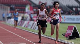 Atlet para atletik putri Tiwa bertanding lari 1.500 meter di klasifikasi cacat intelektual (T20) Asian Para Games 2018 di Stadion Utama Gelora Bung Karno (SUGBK), Jakarta, Jumat (12/10). [Suara.com/Muhaimin A Untung] 