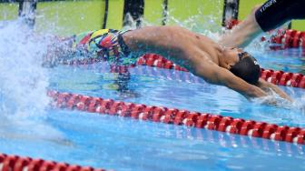 Perenang Indonesia Jendi Pangabean melakukan start saat berlaga dalam nomor renang 100 meter gaya punggung putra S9 Asian Para Games 2018 di Stadion Akuatik, Senayan, Jakarta, Kamis (11/10). [ANTARA FOTO/Akbar Nugroho Gumay]