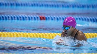 Atlet Indonesia Suci Indriani memacu kecepatannya dalam babak final nomor 100 meter renang gaya dada putri klasifikasi SB14 Asian Para Games 2018 di Stadion Akuatik Gelora Bung Karno, Jakarta, Senin (8/10). [ANTARA FOTO/Aprillio Akbar]