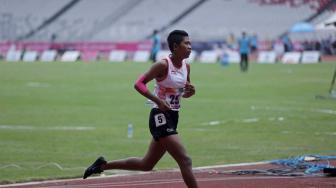 Atlet para atletik putri Tiwa bertanding lari 1.500 meter di klasifikasi cacat intelektual (T20) Asian Para Games 2018 di Stadion Utama Gelora Bung Karno (SUGBK), Jakarta, Jumat (12/10). [Suara.com/Muhaimin A Untung] 