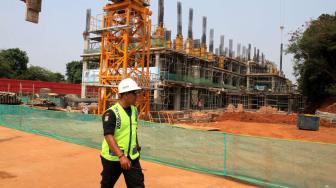 Suasana pembangunan tower A rumah DP 0 rupiah samawa (Solusi Rumah Warga) di Pondok Kelapa, Jakarta, Jum'at (12/10.(Suara.com/Fakhri Hermansyah)