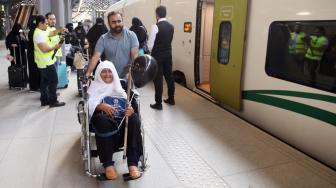 Para penumpang berjalan di peron ketika kereta api kecepatan tinggi Haramain resmi beroperasi di Stasiun kereta Mekah, Arab Saudi, Kamis (11/10). [Afp Photo/Bandar Aldandani]