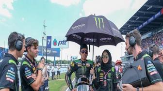 Cantiknya Suzana Manaf Si Umbrella Girl Berhijab