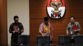 Wakil Ketua KPK Saut Sitomorang bersama Mantan Ketua KPK Taufiequrachman Ruki dan Jubir KPK Febri Diansyah memberi keterangan pers terkait buronan kasus suap panitera PN Jakpus di Gedung KPK, Jakarta, Jumat (12/10).  [Suara.com/Muhaimin A Untung]