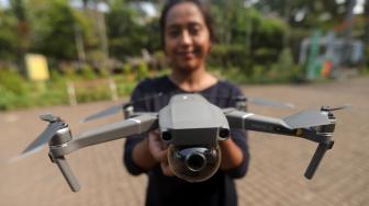 Anggota DJI memperlihatkan kamera drone Mavic 2 Zoom di Taman Cattleya, Jakarta Barat, Jumat (12/10). 
[Suara.com/Muhaimin A Untung]