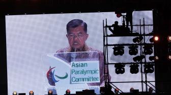 Wakil Presiden Jusuf Kalla menyampaikan pidato pada upacara Penutupan Asian Para Games 2018 di Stadion Madya GBK, Jakarta, Sabtu (13/10). [Suara.com/Muhaimin A Untung]