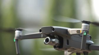 Kamera drone Mavic 2 zoom di Taman Cattleya, Jakarta Barat, Jumat (12/10).  
[Suara.com/Muhaimin A Untung]  