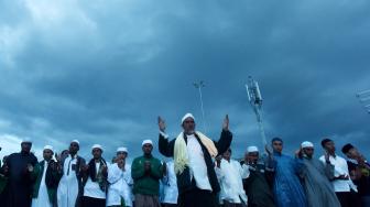 Sejumlah umat muslim melakukan zikir dan doa bersama untuk korban gempa dan tsunami Palu-Donggala di Anjungan Nusantara Pantai Talise Palu, Sulawesi Tengah, Jumat (12/10). [ANTARA FOTO]