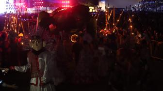 Penampilan tari kolosal saat upacara penutupan Asian Para Games 2018 di Stadion Madya, Senayan, Jakarta, Sabtu (13/10). [Suara.com/Muhaimin A Untung]