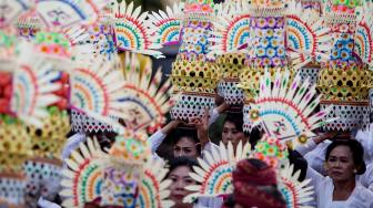 Seniman membawa gebogan dalam Karnaval Budaya Bali di kawasan Nusa Dua, Bali, Jumat (12/10). [ANTARA FOTO]