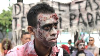 Penyandang Disabilitas yang tergabung dalam grup Diszombie tampil pada acara festival Tanpa Batas,di depan Kedutaan besar Prancis, Thamrin, Jakarta Pusat, Minggu (14/10). (Suara.com/Fakhri Hermansyah)