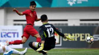 Pesepak bola Timnas Indonesia U19 Witan Sulaeman (kiri) menendang bola melewati kiper Timnas Yordania U19 Waleed Issam Ahmad dalam pertandingan persahabatan di Stadion Wibawa Mukti, Cikarang Timur, Jawa Barat, Sabtu (13/10). ANTARA FOTO/Sigid Kurniawan