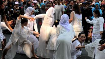 Sejumlah penari dari Nali Tari Putih tampil pada acara festival Tanpa Batas,di depan Kedutaan besar Prancis, Thamrin, Jakarta Pusat, Minggu (14/10). (Suara.com/Fakhri Hermansyah)