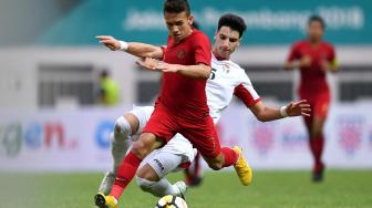 Pesepak bola Timnas Indonesia U19 Egy Maulana Vikri (kiri) menggiring bola dibayangi pesepak bola Timnas Yordania U19 Hadi Omar Ahmed dalam pertandingan persahabatan di Stadion Wibawa Mukti, Cikarang Timur, Jawa Barat, Sabtu (13/10). ANTARA FOTO/Sigid Kurniawan