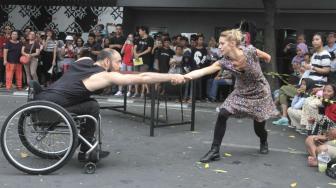 Candoco dance Company dari Inggris saat tampil pada festival Tanpa Batas,di depan Kedutaan besar Prancis, Thamrin, Jakarta Pusat, Minggu (14/10). (Suara.com/Fakhri Hermansyah)