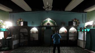 Warga melaksanakan ibadah shalat di Masjid Al-Ma'ruf di Slipi, Jakarta Barat, Minggu (14/10). (Suara.com/Fakhri Hermansyah)