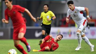 Pesepak bola Timnas Indonesia U19 Egy Maulana Vikri (kedua kanan) mengerang kesakitan usai berbenturan dengan pesepak bola Timnas Yordania U19 Hadi Omar Ahmed (kanan) dalam pertandingan persahabatan di Stadion Wibawa Mukti, Cikarang Timur, Jawa Barat, Sabtu (13/10). ANTARA FOTO/Sigid Kurniawan