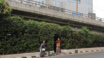 Warga melintas di depan Masjid Al-Ma'ruf di Slipi, Jakarta Barat, Minggu (14/10). (Suara.com/Fakhri Hermansyah)