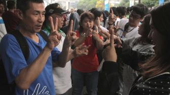 Masyarakat belajar bahasa Isyarat  pada festival Tanpa Batas,di depan Kedutaan besar Prancis, Thamrin, Jakarta Pusat, Minggu (14/10). (Suara.com/Fakhri Hermansyah)