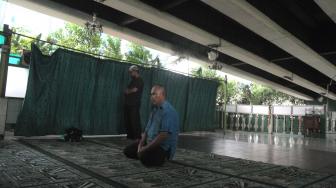 Warga melaksanakan ibadah shalat di Masjid Al-Ma'ruf di Slipi, Jakarta Barat, Minggu (14/10). (Suara.com/Fakhri Hermansyah)