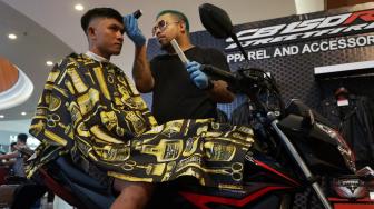 Unik: Cukur Rambut di Jok saat Launching CBR150R Street Fire