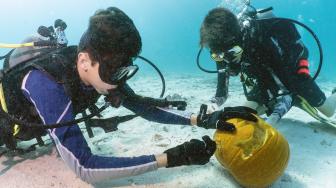 
Penyelam mengukir labu saat ambil bagian dalam kontes mengukir labu bawah air di Cagar Alam Laut Nasional Florida Keys, florida, Minggu (14/10). [AFP/Frazier Nivens]