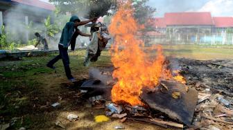 Warga binaan membersihkan ruang tahanan pascagempa di Lembaga Pemasyarakatan (Lapas) Kelas III Palu, Sulawesi Tengah, Senin (15/10). [ANTARA FOTO/Sahrul Manda Tikupadang]